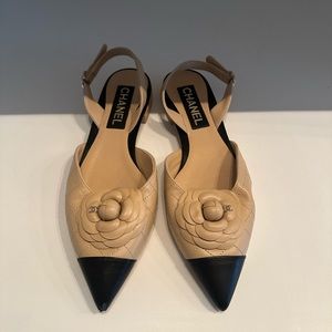 Beautiful Chanel tan & black leather sling back flats size 39 1/2.